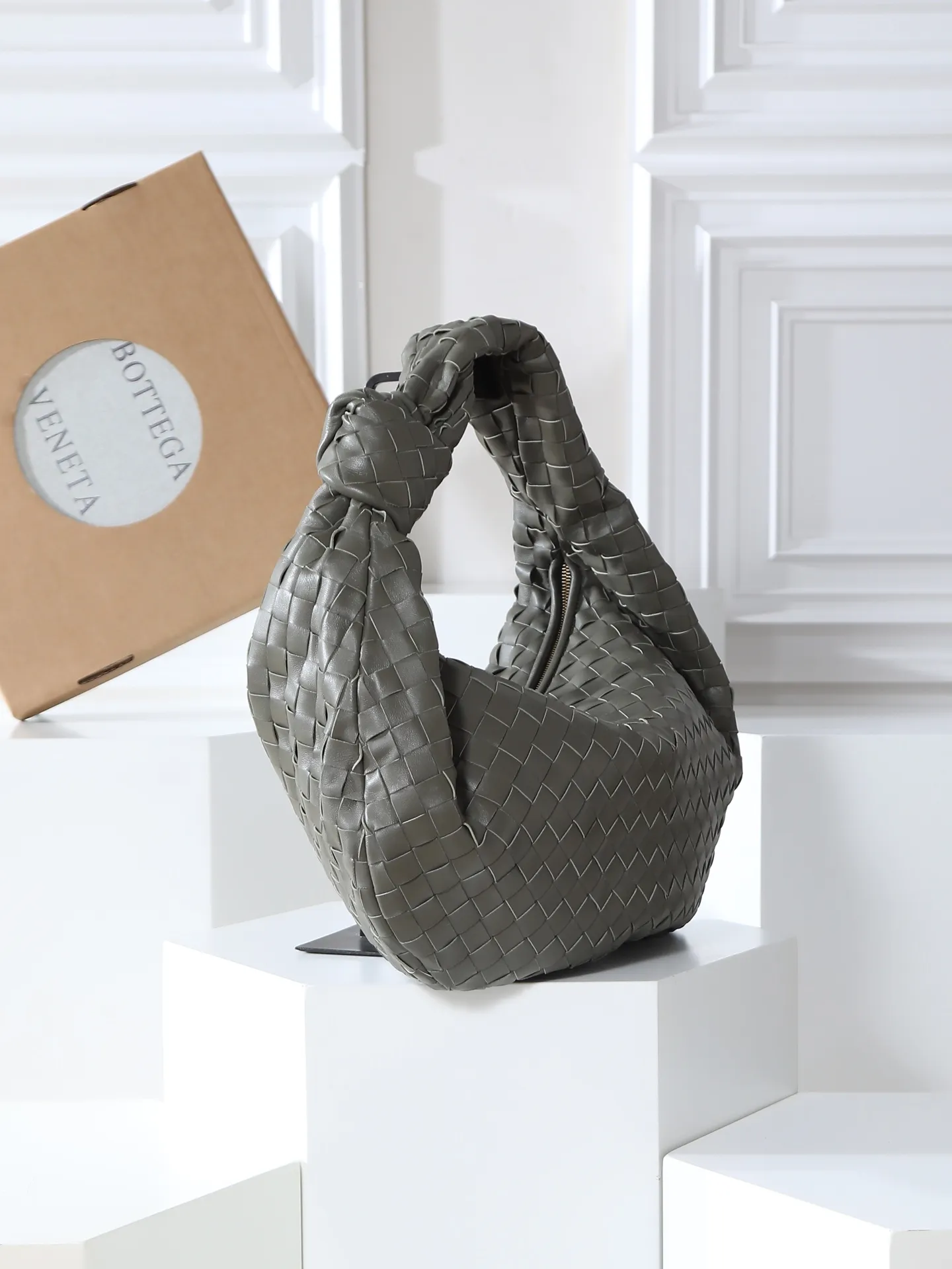 1280. 🥇 𝗝𝗢𝗗𝗜𝗘# Street style’s new favorite fashionable large size 𝙟𝙤𝙙𝙞𝙚 It’s coming, it’s coming, it’s really coming! I always felt that knitting was old-fashioned, until I met it - 𝙟𝙤𝙙𝙞𝙚, I realized that the original classic knitting elements and the new knot element design can be so fashionable! I have to admire your design talent! Large capacity to meet daily needs! Fashionable and versatile, it’s perfect for concave shapes, take it out to hit the streets! Size: 48*40*16cm Style No. #600261